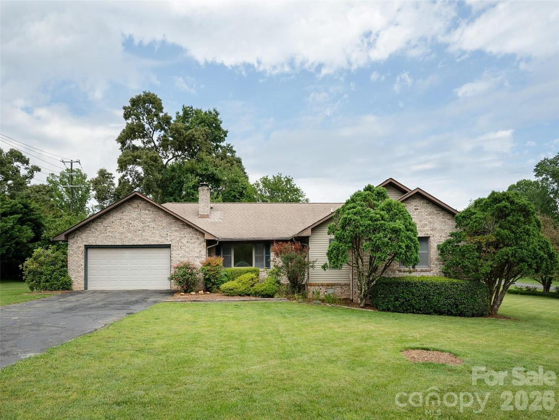 2 Bannerwood Dr., Horse Shoe, NC 28742