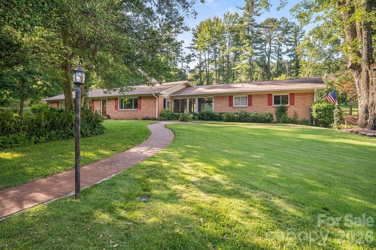 1235 Ashby Ln., Hendersonville, NC 28791