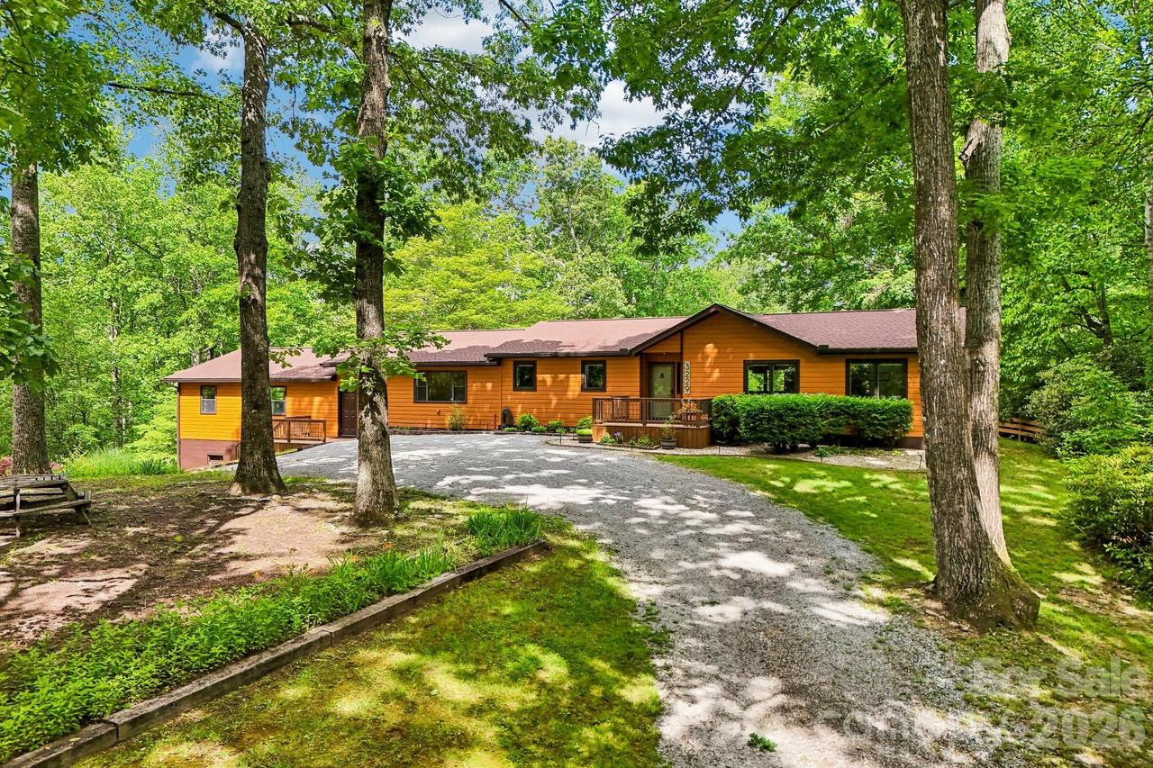 3229 N Bearwallow Rd., Hendersonville, NC 28792
