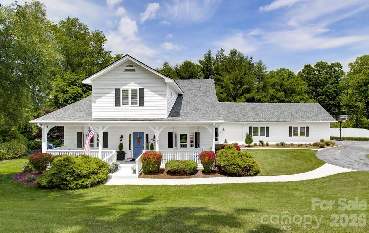 100 Perry Pl., Hendersonville, NC 28739