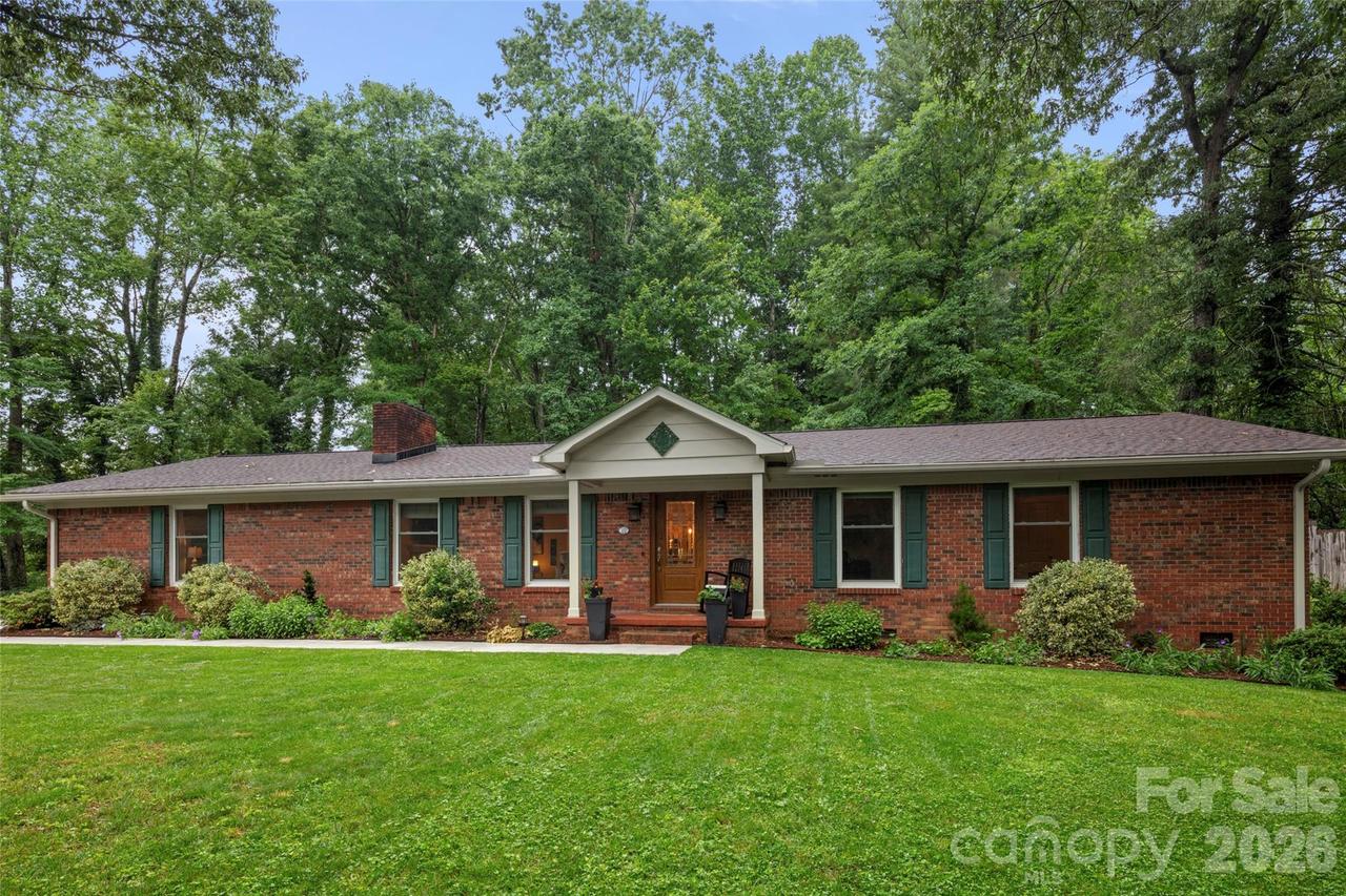 126 Mockingbird Dr., Hendersonville, NC 28792