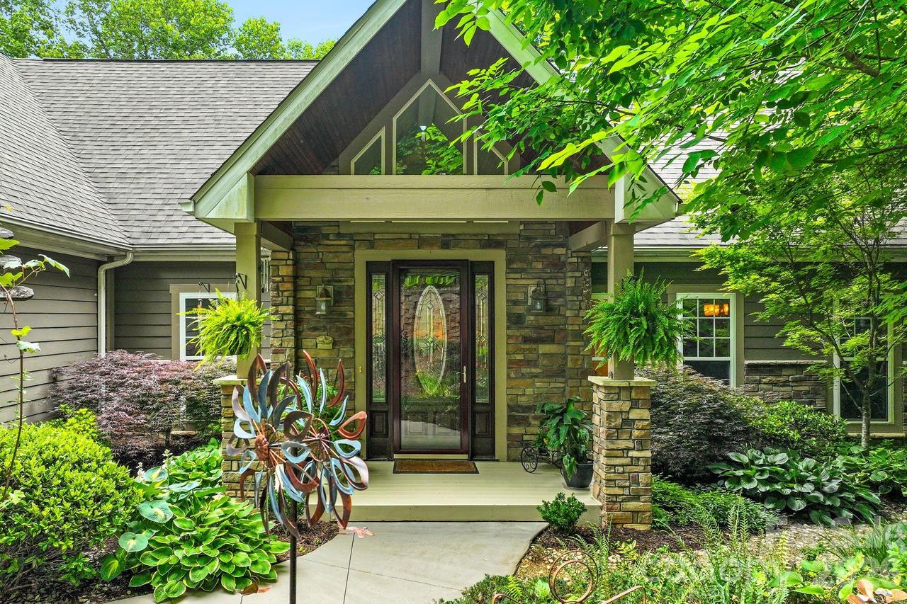 522 Silver Hawk Ln., Weaverville, NC 28787