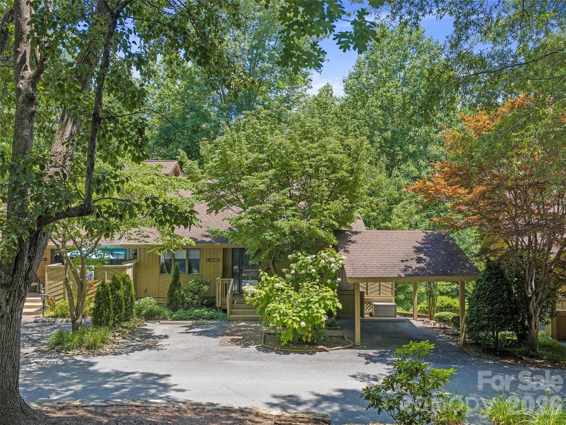 301 White Oak Dr., Hendersonville, NC 28791