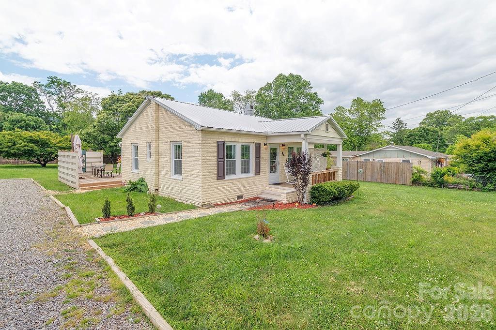 50 Hutchins Rd., Black Mountain, NC 28711