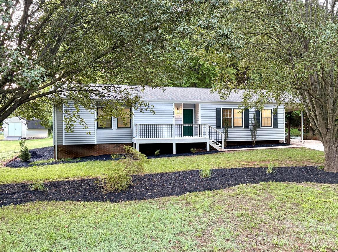 1880 Woodridge Cir., Hickory, NC 28602