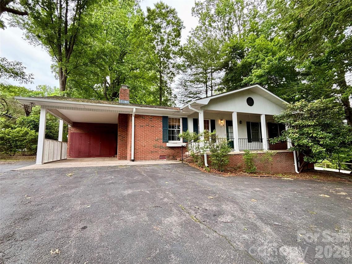 515 Lake Dr., Hendersonville, NC 28739