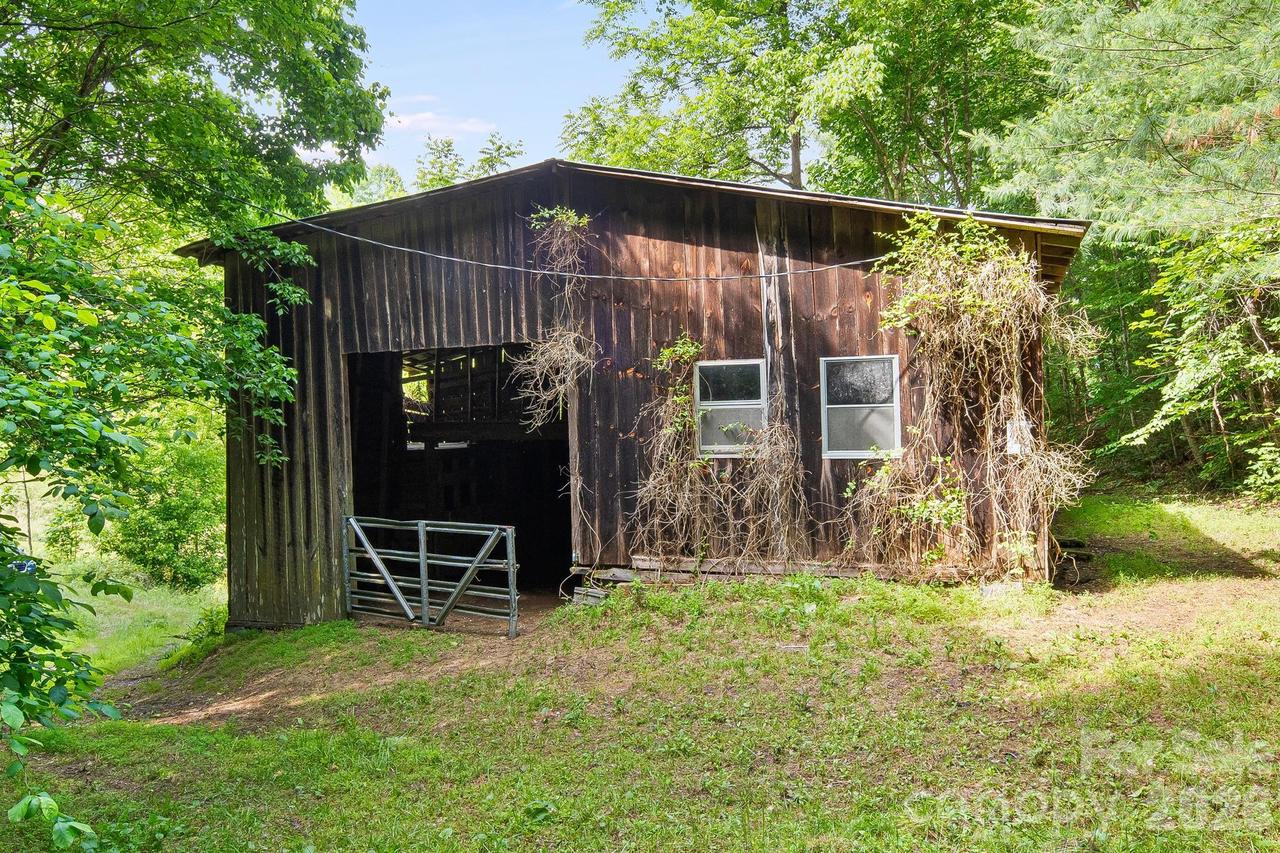 99999 Acorn Dr., Marshall, NC 28753