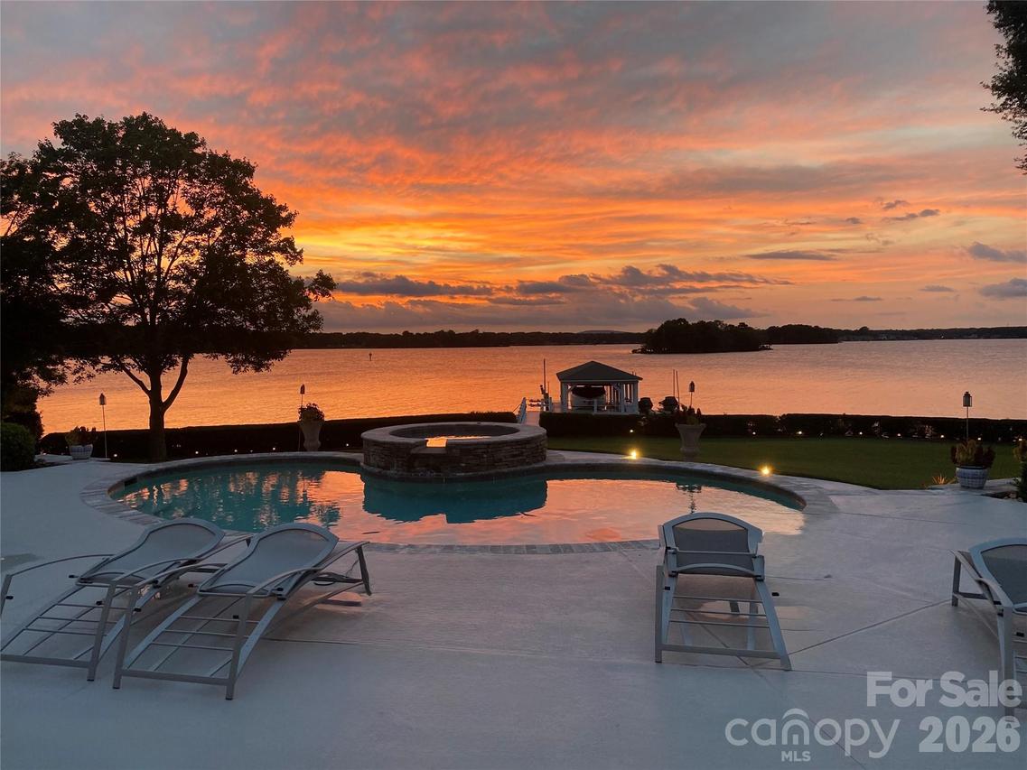 2477 Peninsula Shores Ct., Denver, NC 28037