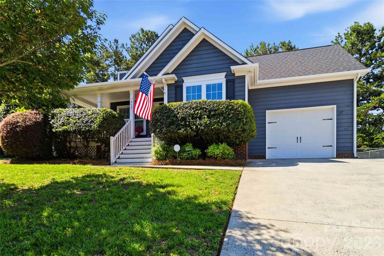 717 Peregrine Ct., Gastonia, NC 28056