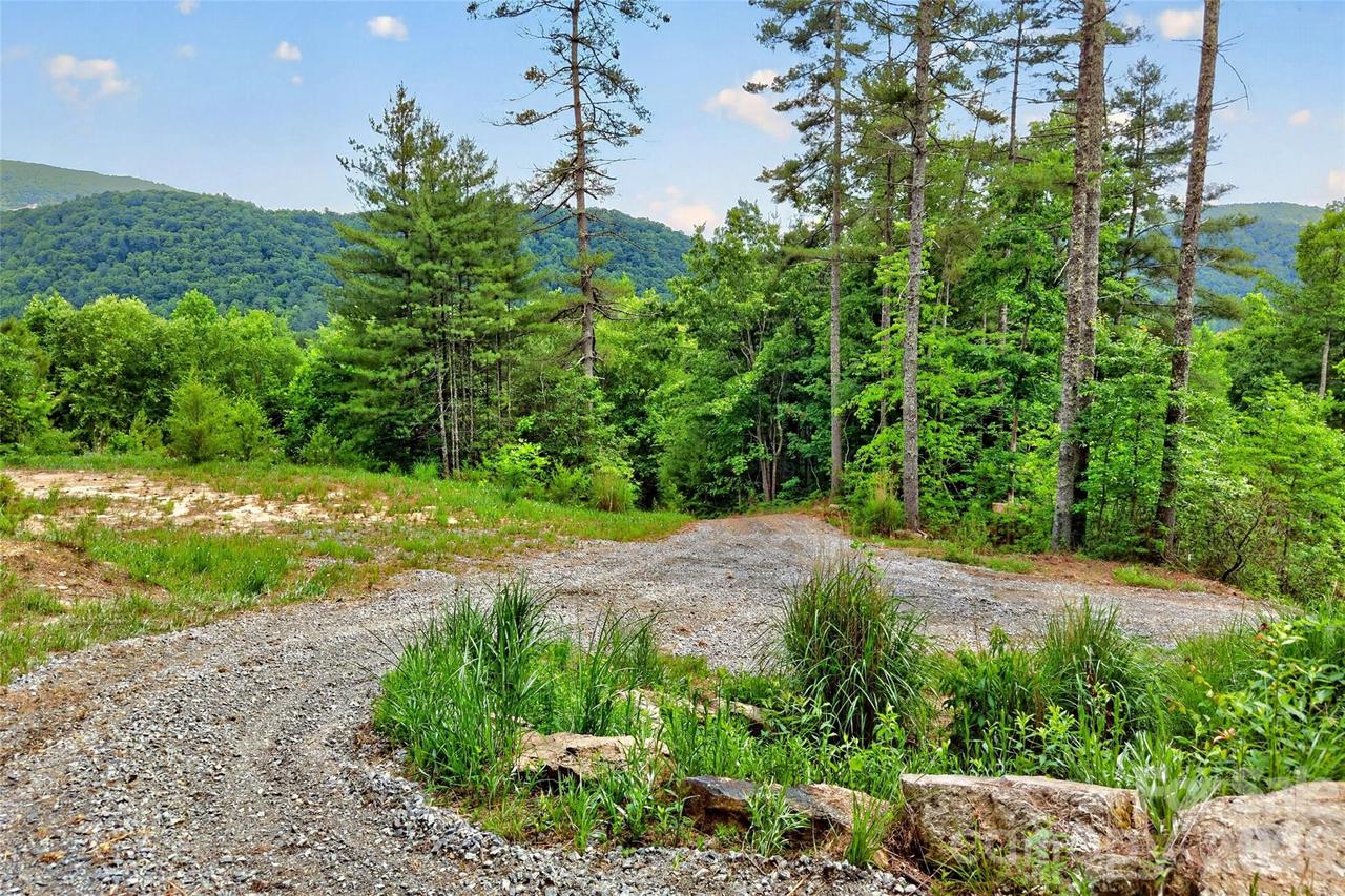 263 E Lester Ln., Hendersonville, NC 28739