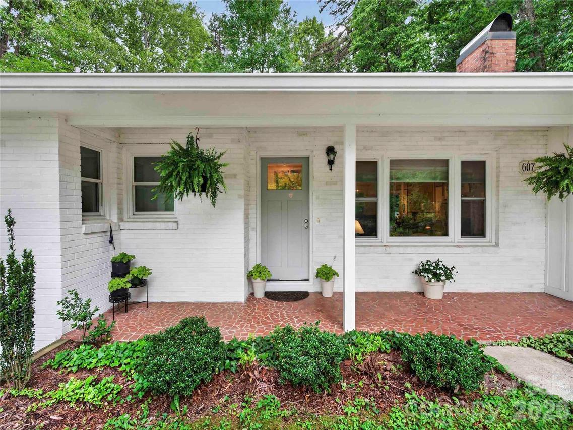 52 Melody Ln., Saluda, NC 28773