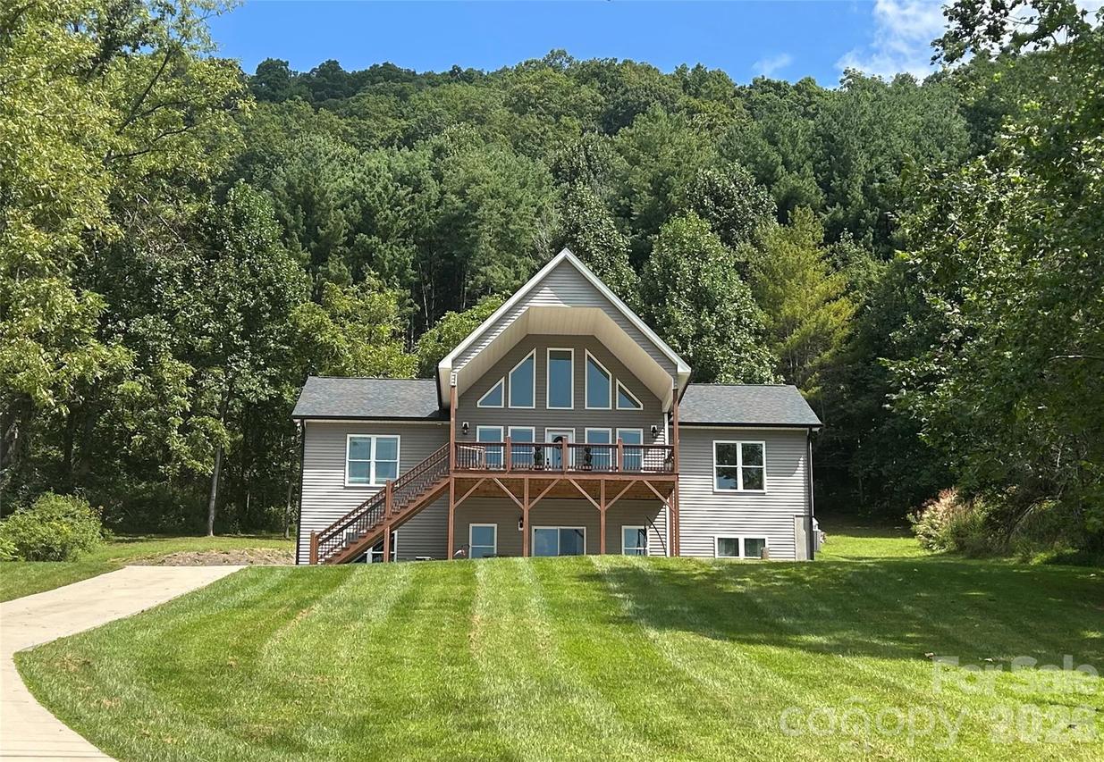 300 Green Meadow Ln., Mars Hill, NC 28754
