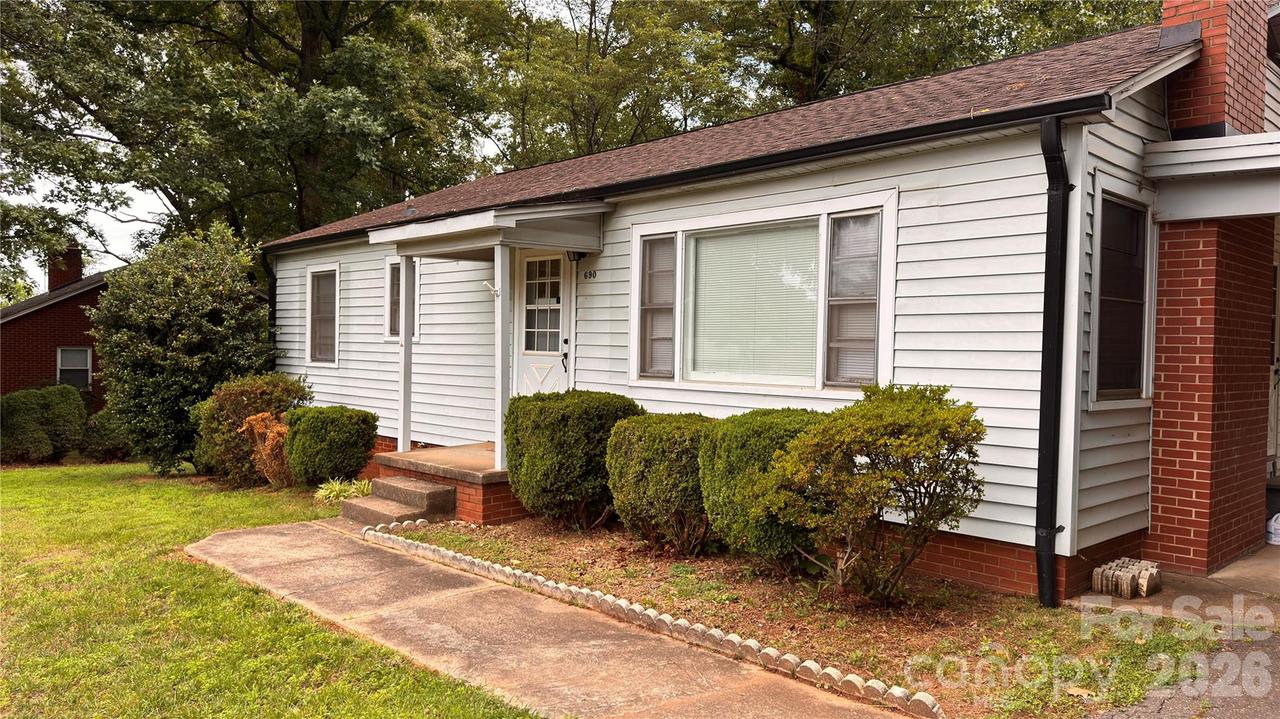 690 Brookdale Dr., Statesville, NC 28677