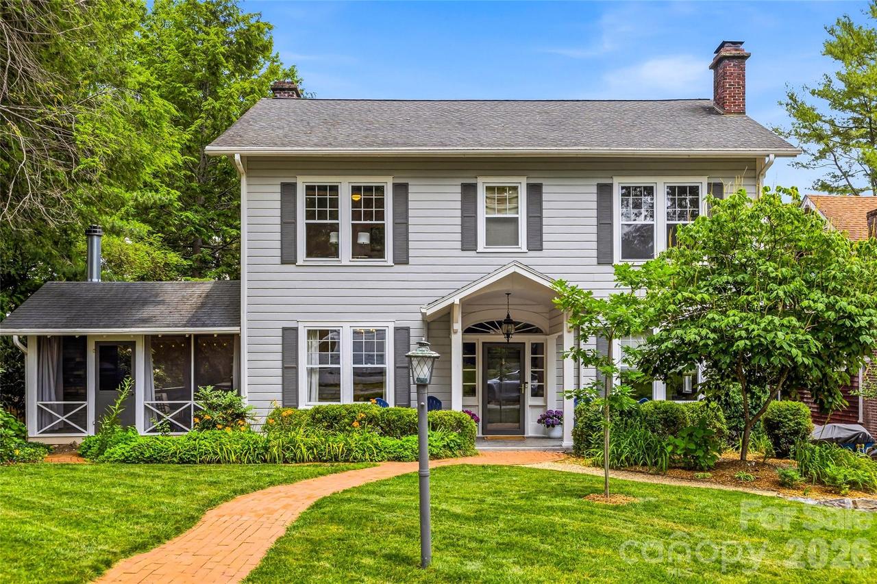 1620 Norwood Pl., Hendersonville, NC 28791