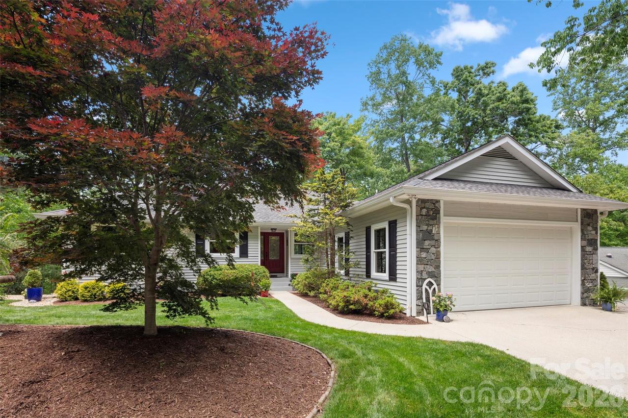 2750 Leucothae Way, Hendersonville, NC 28791