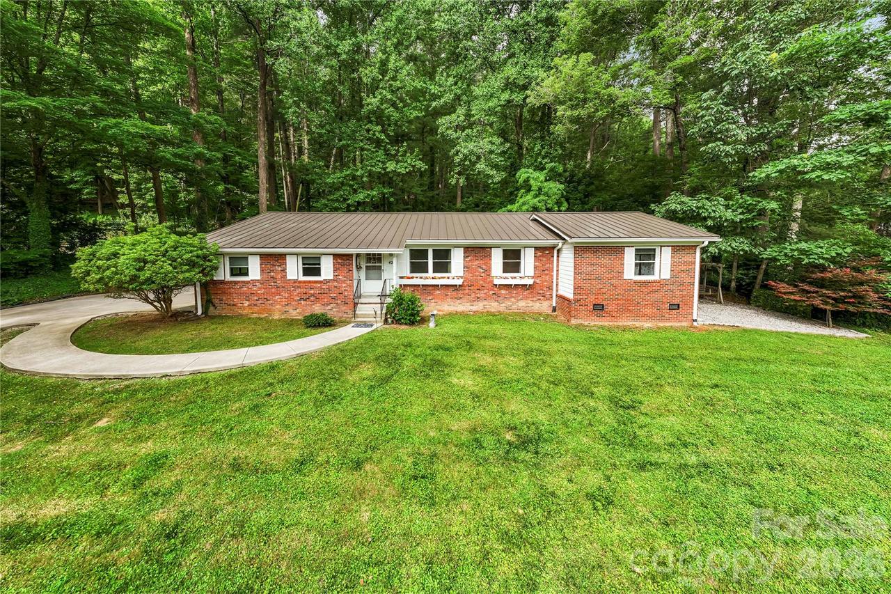 421 Comet Dr., Hendersonville, NC 28791