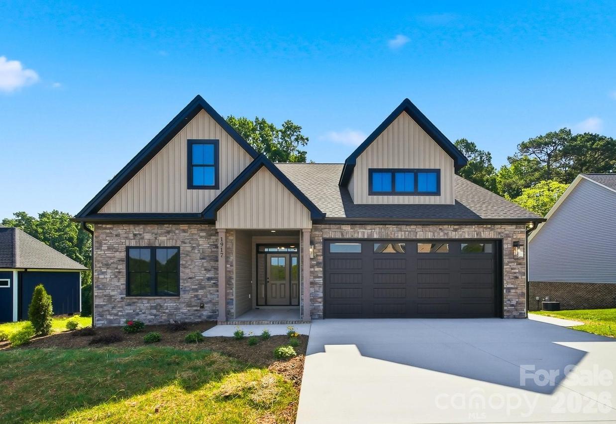 1917 Skyfall Ln., Hickory, NC 28602
