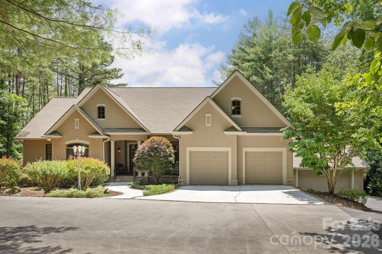 763 Deerlake Rd., Brevard, NC 28712