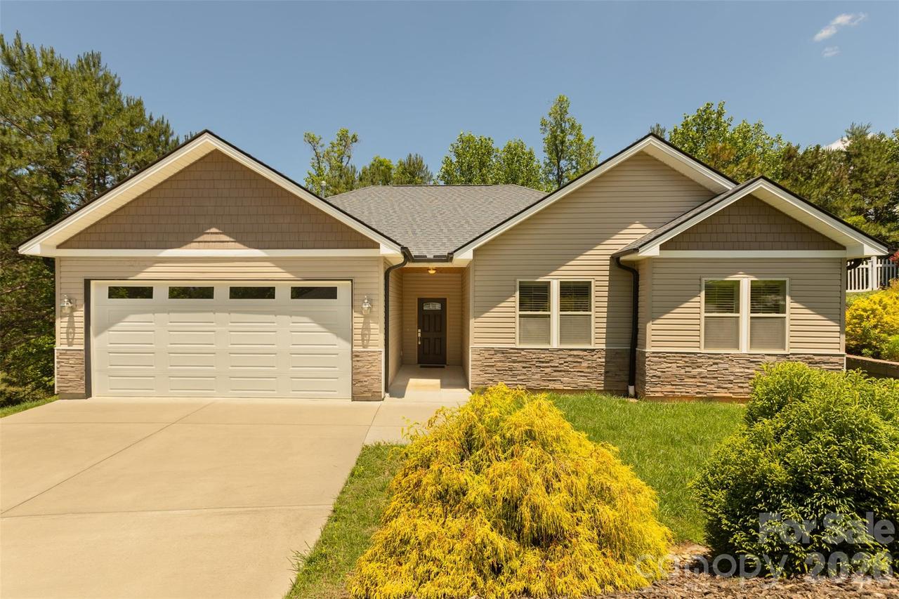 48 River Walk Dr., Asheville, NC 28804