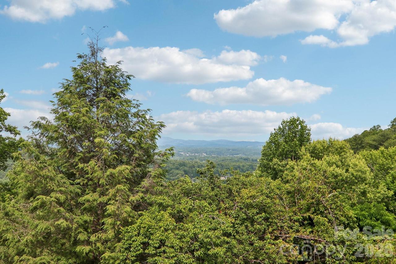 138 Woodbridge Dr., Hendersonville, NC 28739