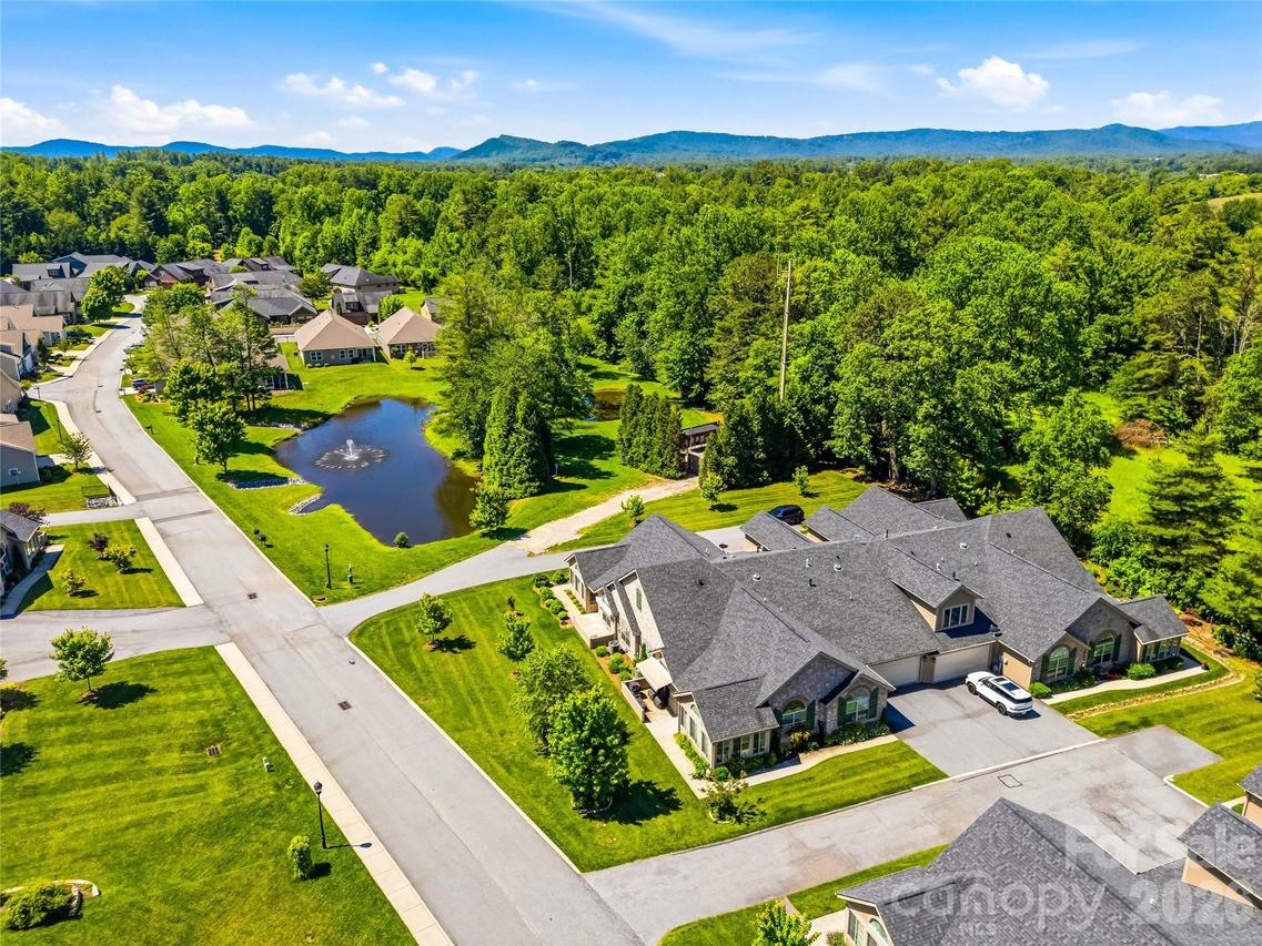 426 Summerfield Pl., Flat Rock, NC 28731