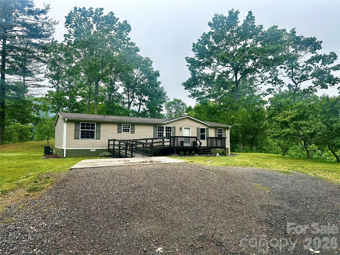 105 Satinwood Dr., Burnsville, NC 28714