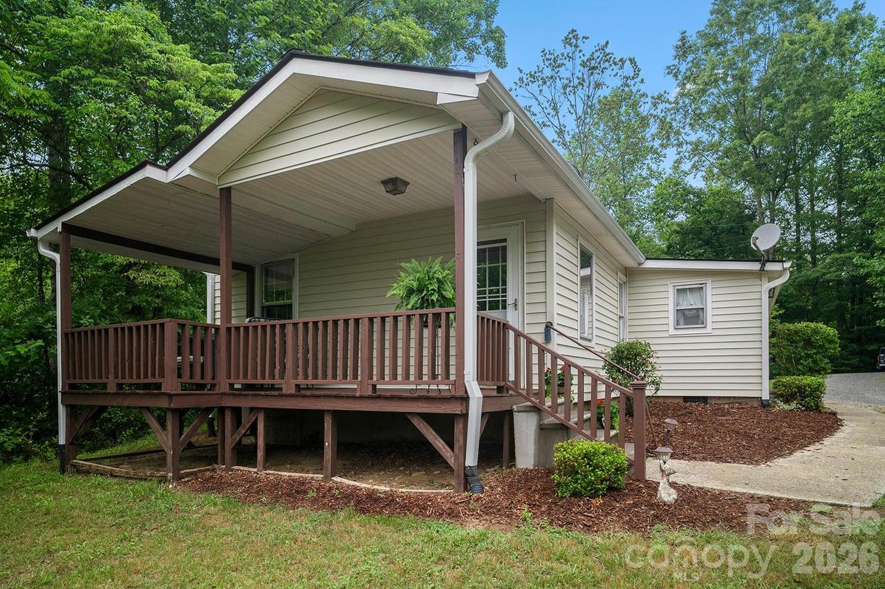 825 Gallimore Rd., Flat Rock, NC 28731
