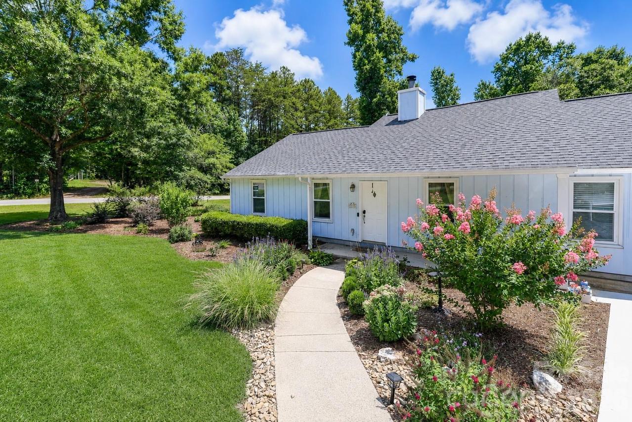 105 Lake Top Ln., Statesville, NC 28677