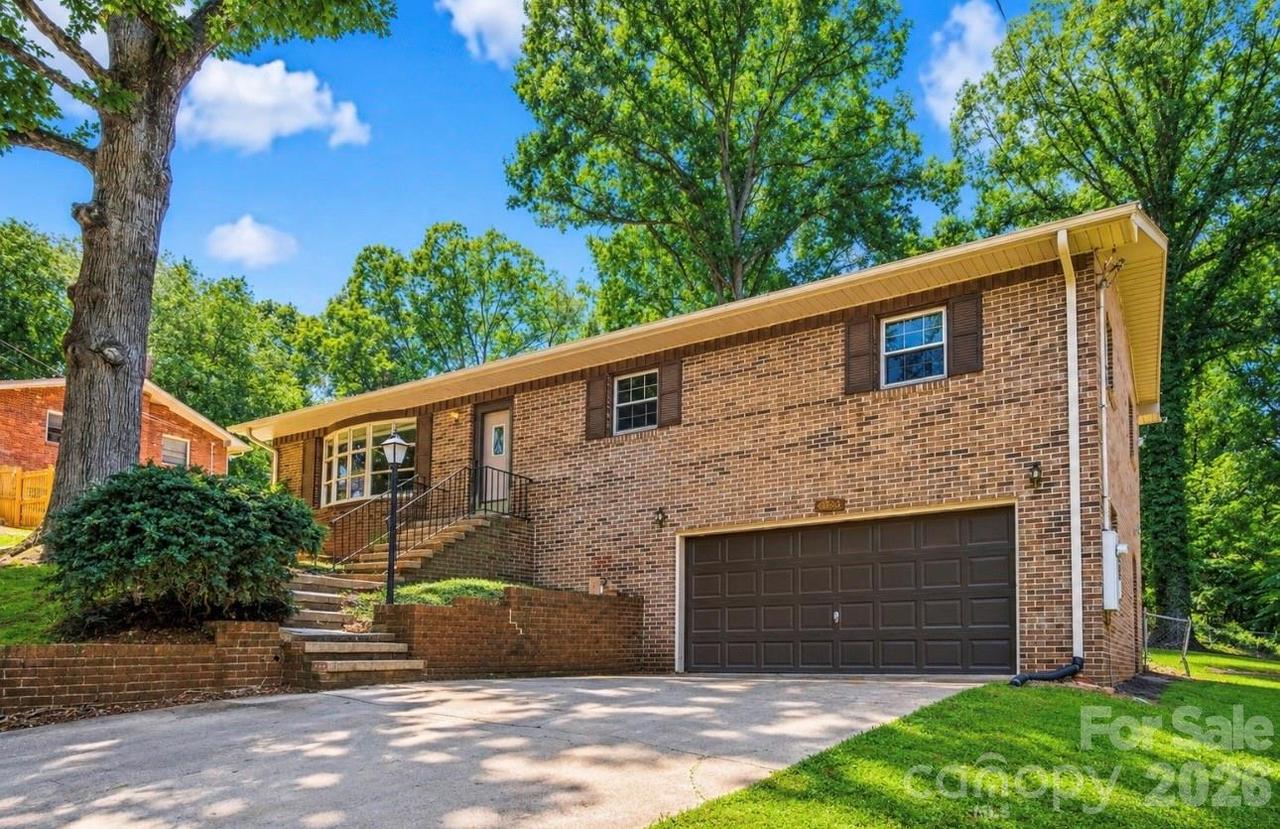 2951 7th Street Dr., Hickory, NC 28601
