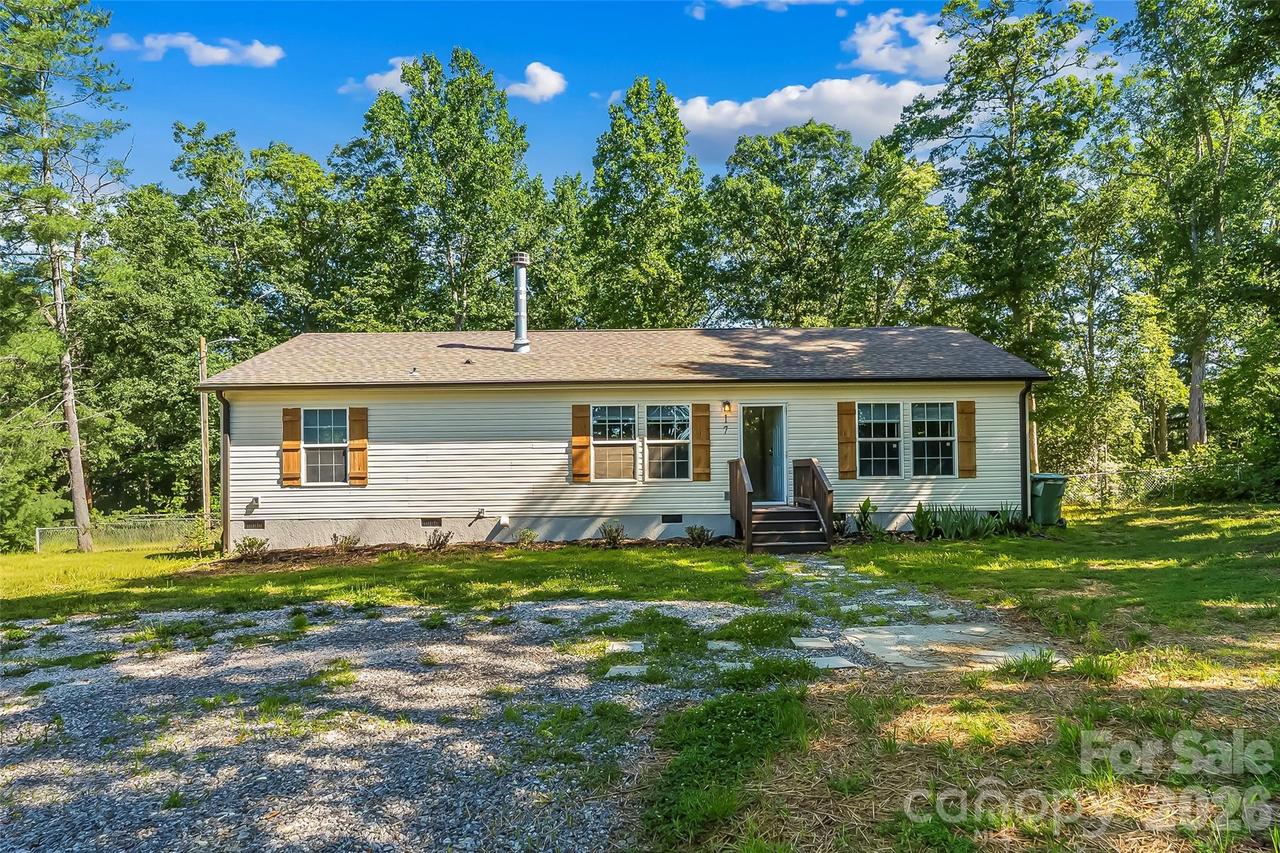 17 Windy Acres Dr., Hendersonville, NC 28792