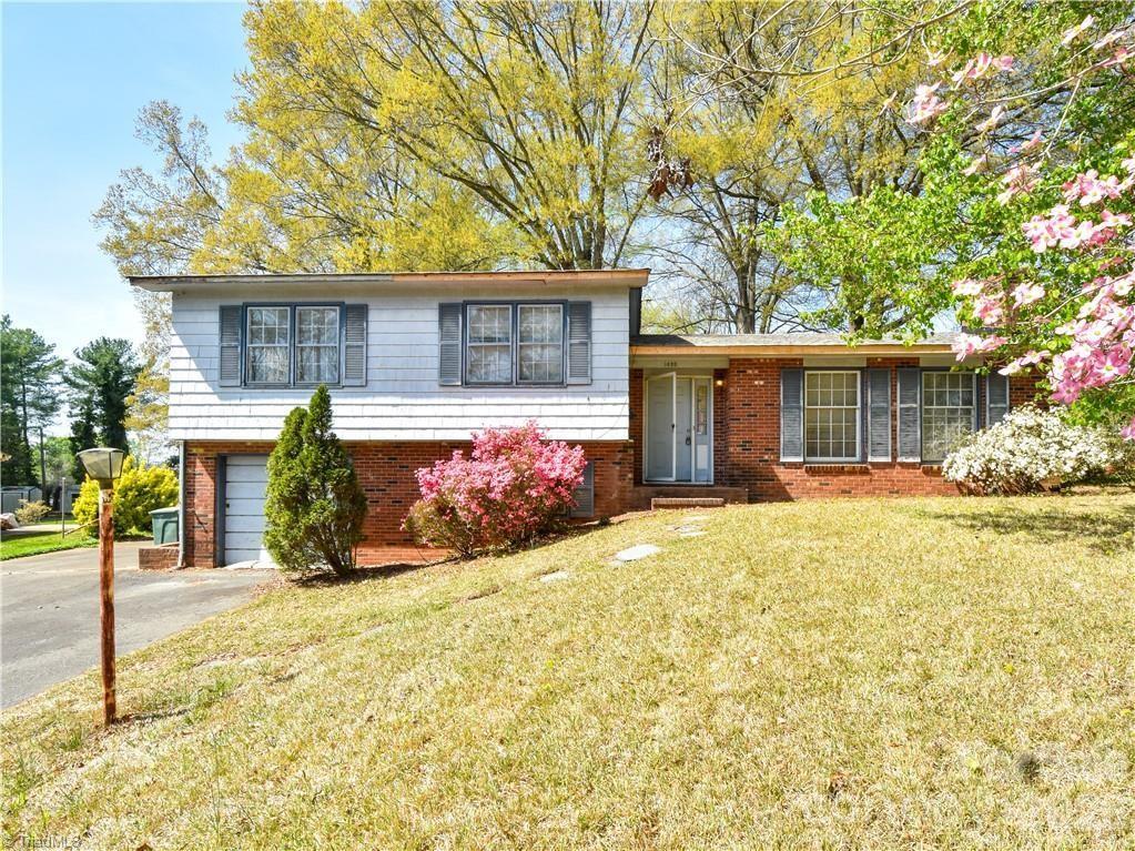 1420 Waybridge Ln., Winston Salem, NC 27103