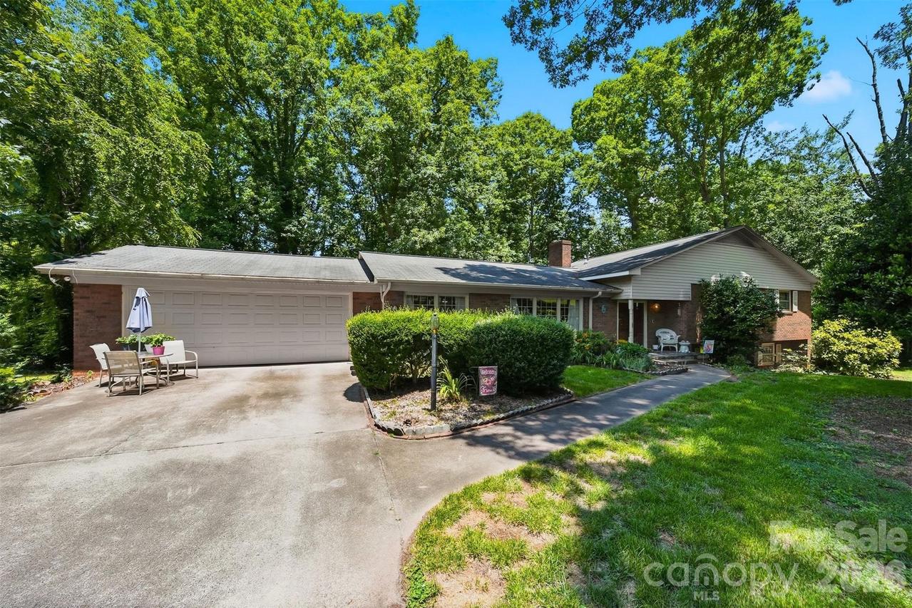 200 Westwood Dr., Morganton, NC 28655