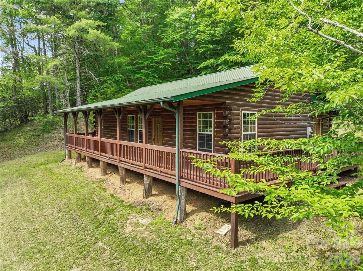 439 Upper Pig Pen Rd., Green Mountain, NC 28740