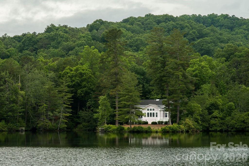 719 Deerlake Rd., Brevard, NC 28712