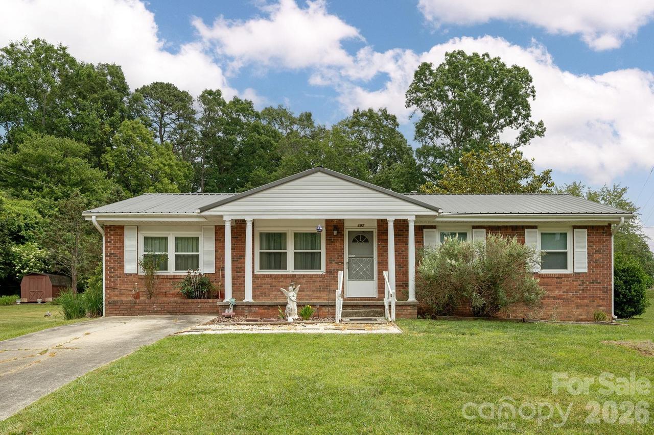 107 Maywood Rd., Hendersonville, NC 28792