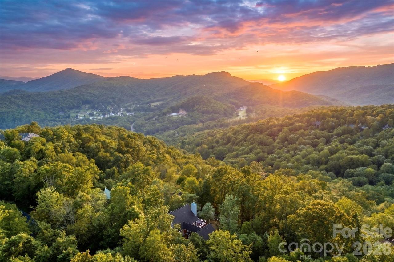 569 Shelter Rock Cir., Sugar Mountain, NC 28604