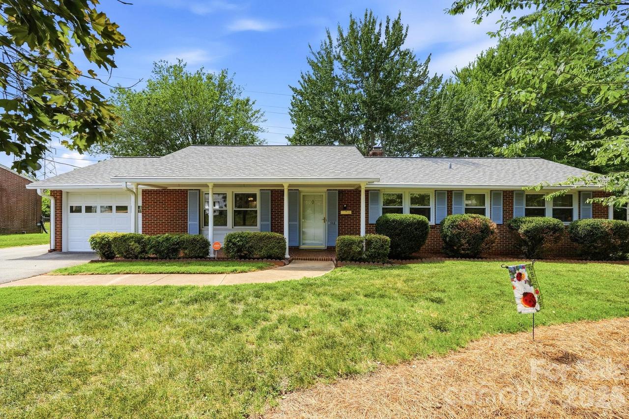 112 Queensbury Rd., Winston Salem, NC 27104