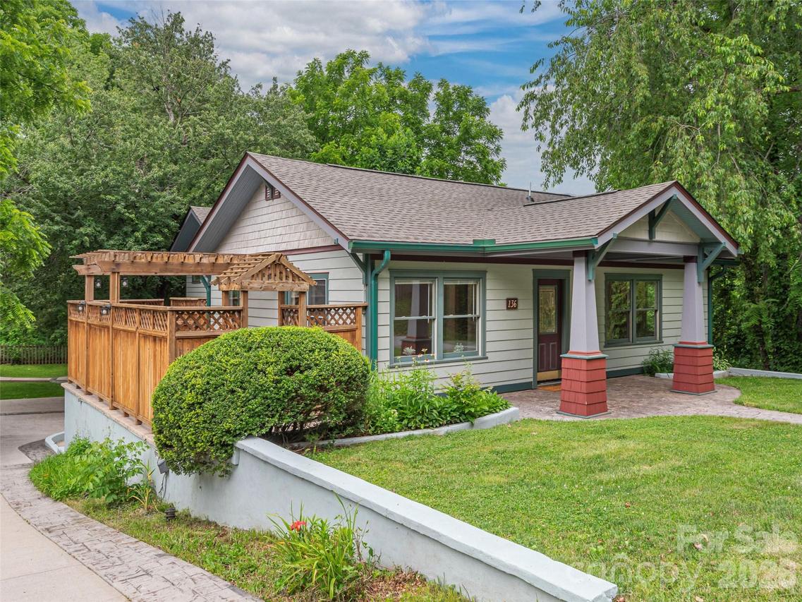 136 Assembly St., Waynesville, NC 28786