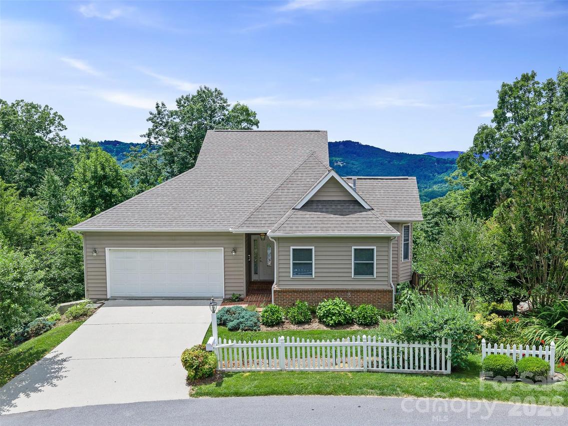 67 Ashefield Ct., Hendersonville, NC 28791