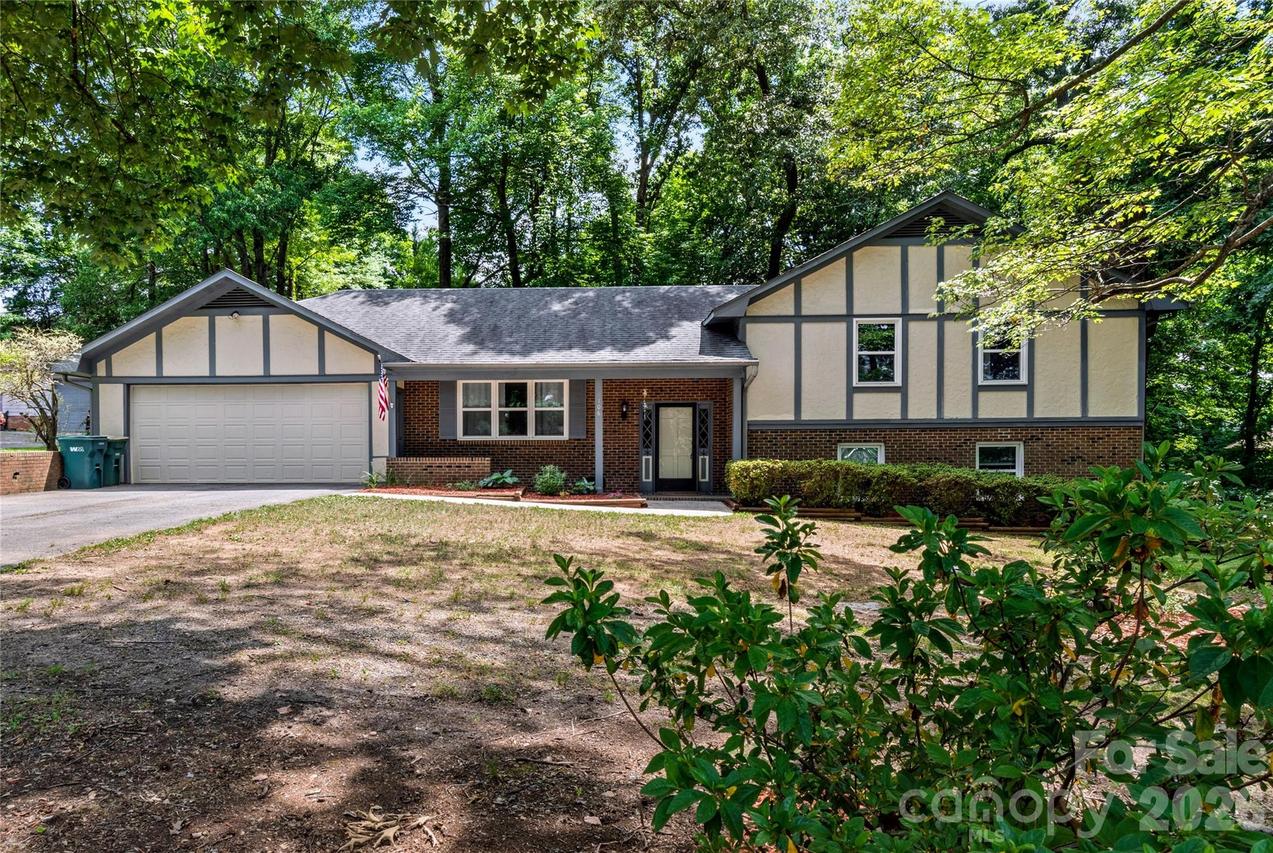 1106 Kelwyn Ln., Lewisville, NC 27023