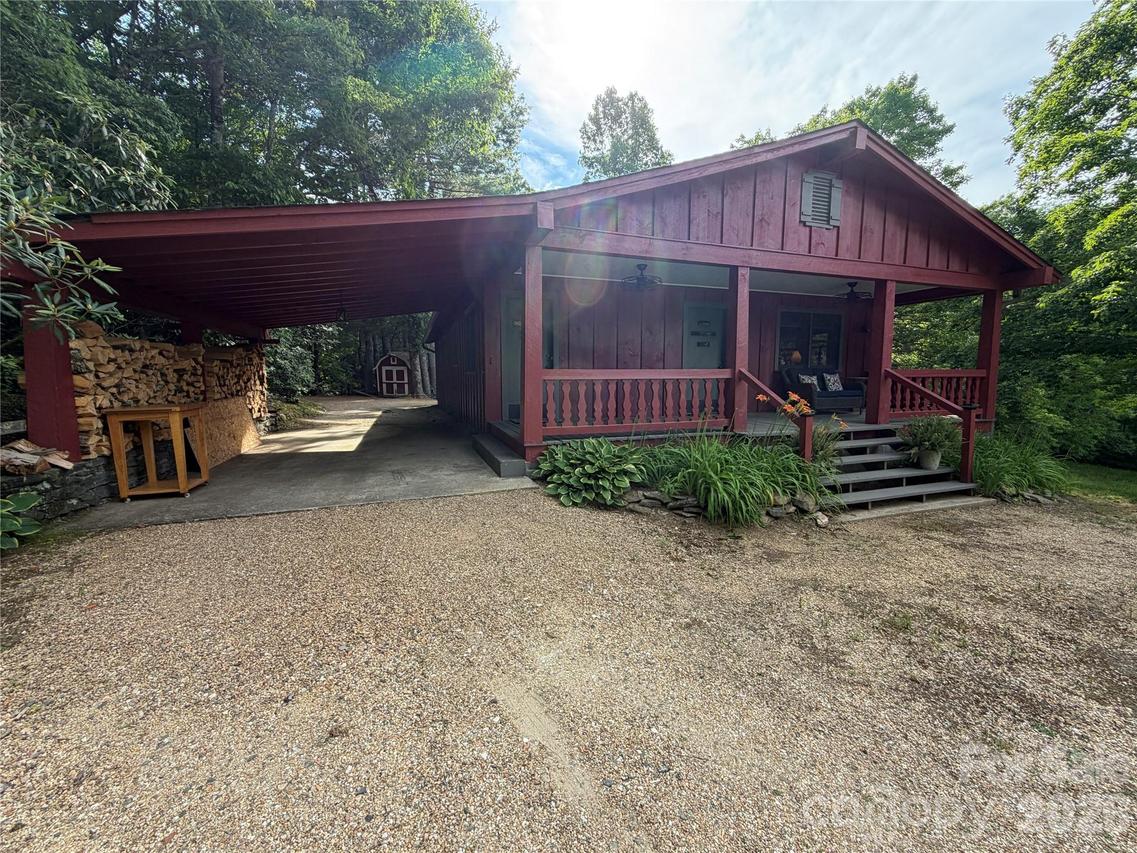 225 High Ridge Rd., Little Switzerland, NC 28749