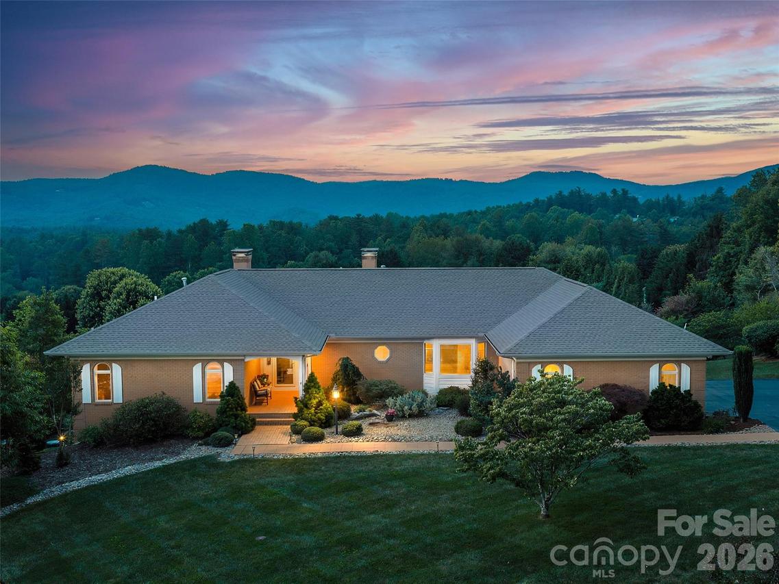 18 Thornapple Dr., Hendersonville, NC 28739