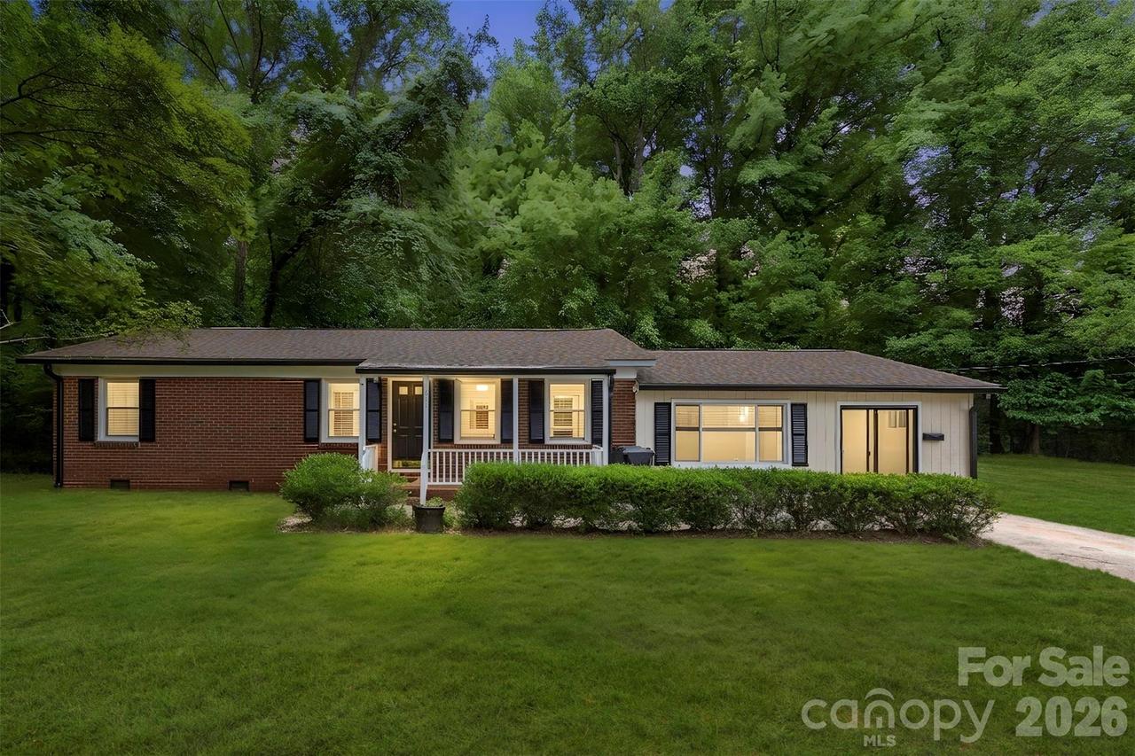 611 W Lewis St., Dallas, NC 28034