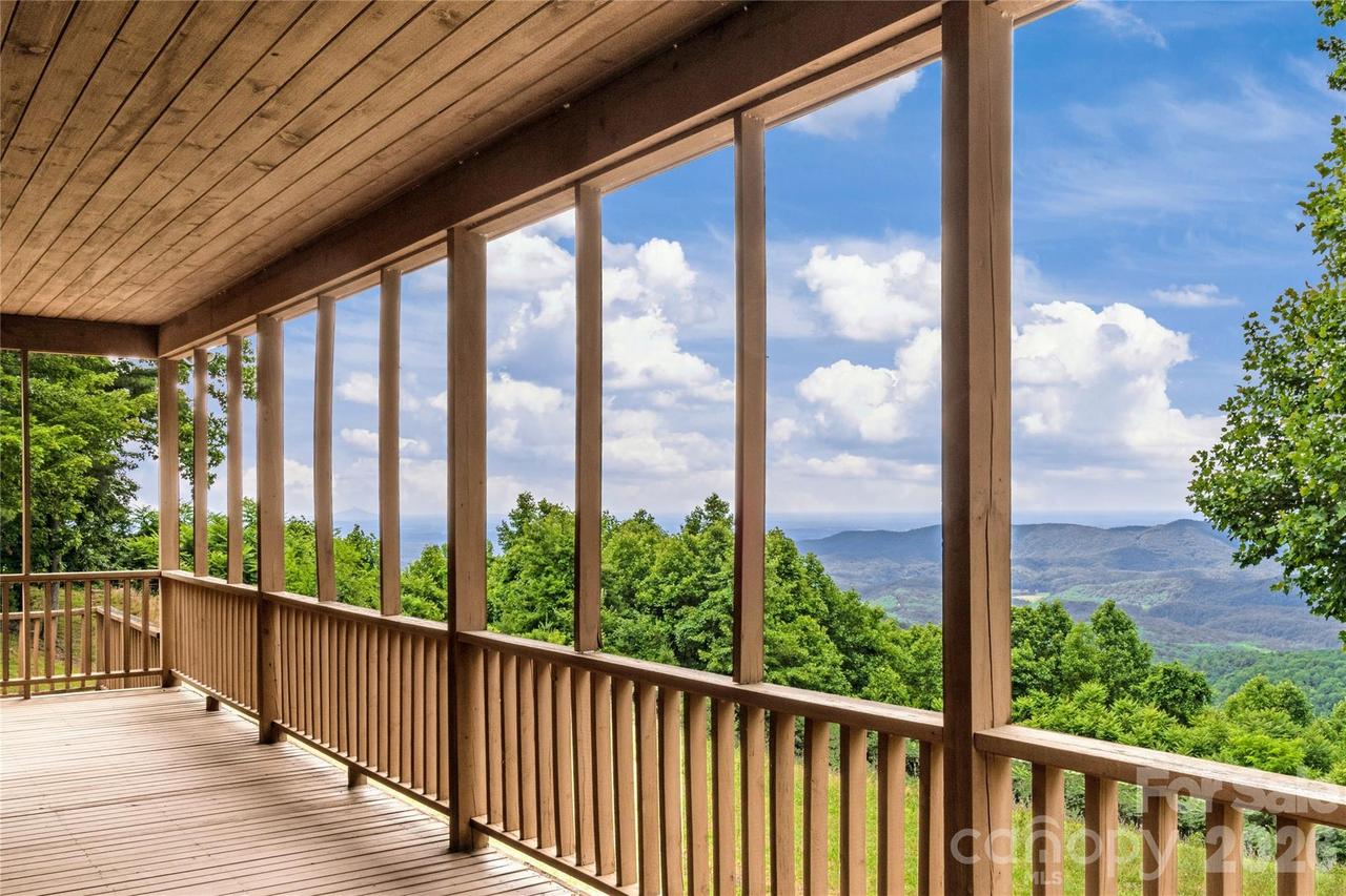 576 Lake Vista Dr., Glade Valley, NC 28627