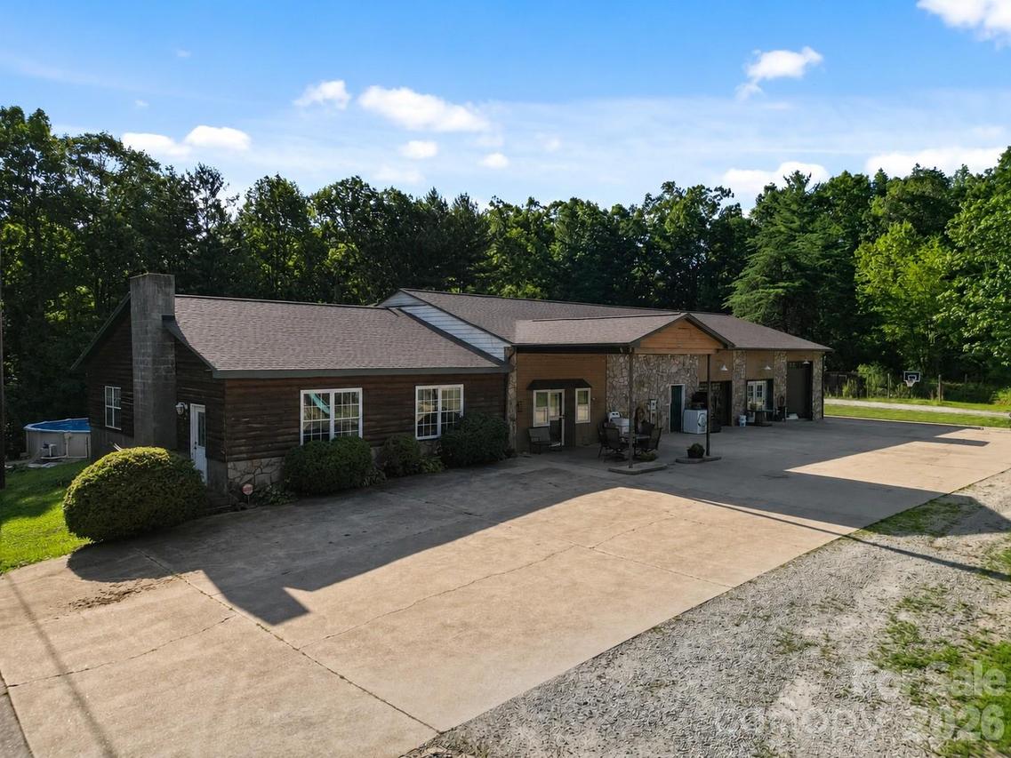 2269 Lee Roy Ln., Lenoir, NC 28645