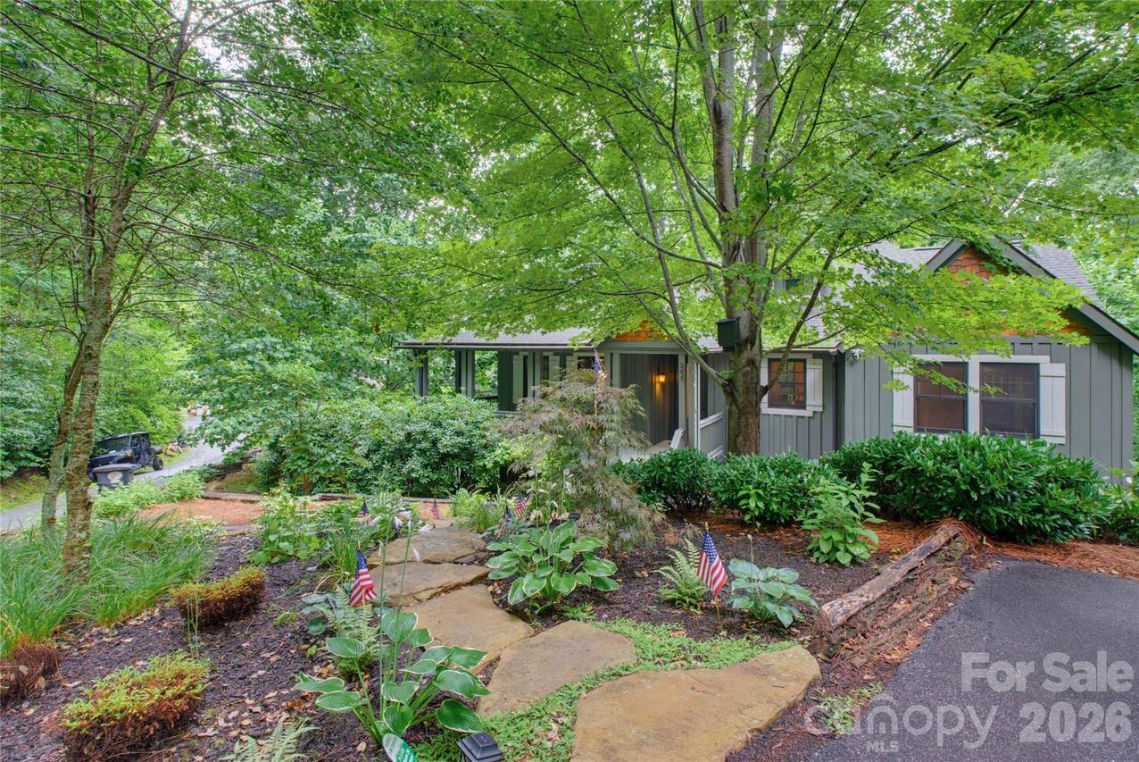298 Hedgewood Dr., Tuckasegee, NC 28783
