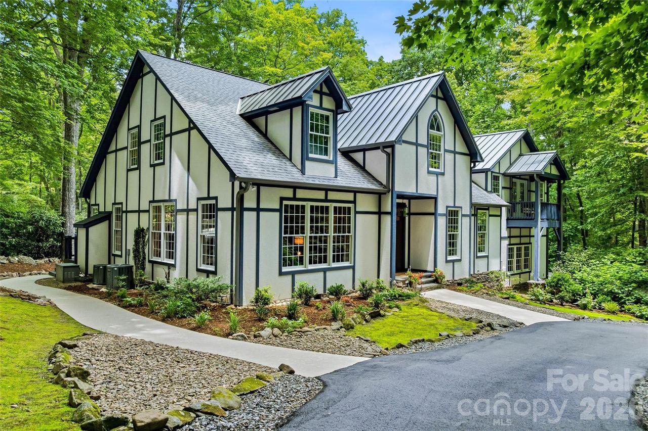 61 Scroops Dr., Swannanoa, NC 28778