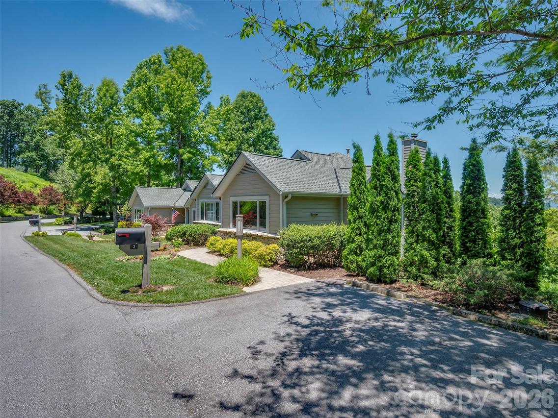 2 Meadow Ridge Ln., Hendersonville, NC 28739