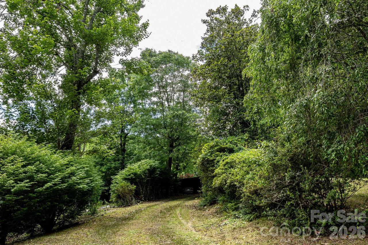 82 Englewood Dr., Hendersonville, NC 28739
