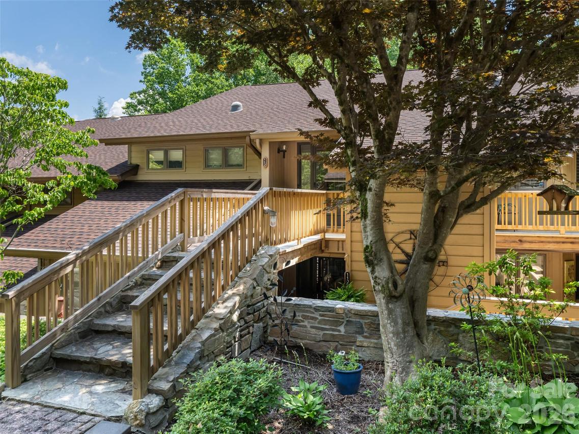 112 Live Oak Ln., Hendersonville, NC 28791